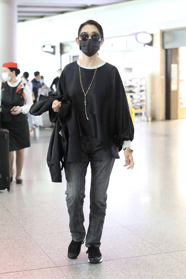 形象|倪萍变瘦像开挂，T恤配外套价格就过万，看似低调实则是隐藏阔太