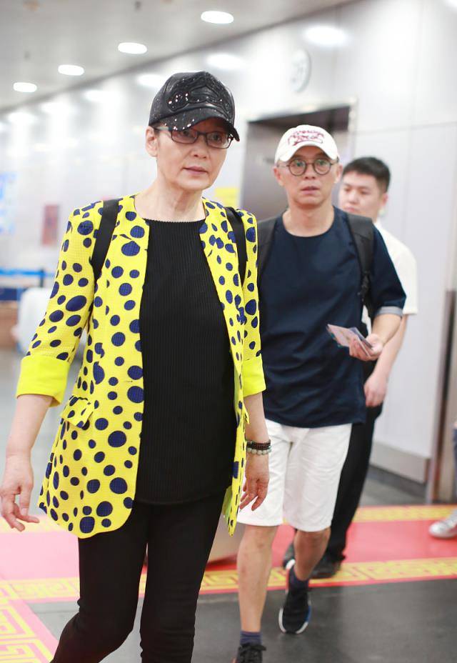颜色|潘虹真敢穿,黄色波点西装好吸睛,六十多岁也能潮起来
