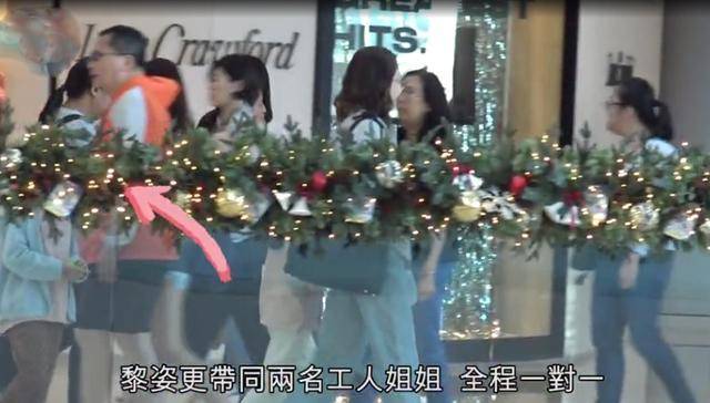 黑色|黎姿带娃逛街，自己拎10万包浑身名牌，3个女儿衣服反复穿真节俭