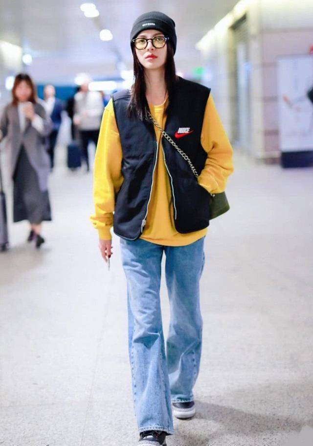 唐艺昕|唐艺昕硬凹文艺范，走机场戴“斯文眼镜”挺像样，配破洞裤显尴尬