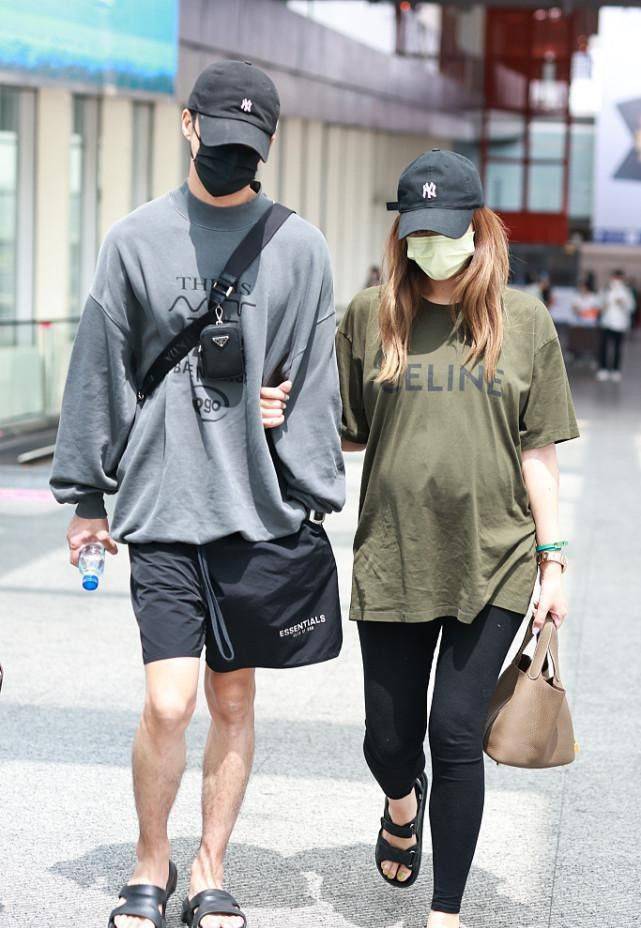 感觉|孕期的麦迪娜美得挺自然，宽松T恤配瑜伽裤，穿出轻松舒适感
