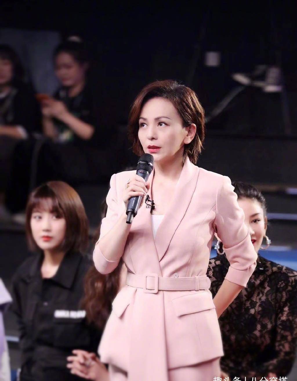 身材|王琳真会“扮嫩”,穿粉色收腰吊带裙甜美俏皮,少女感不输年轻人