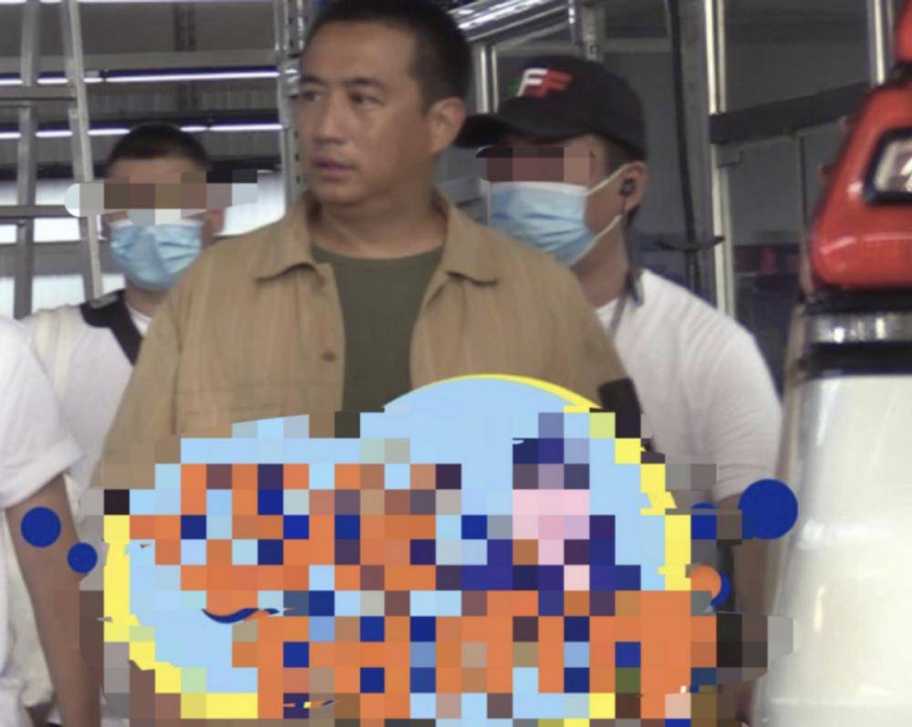 眉头|黄磊报警后首现身拍戏，寸头造型发福明显，眉头紧皱疑受造谣影响