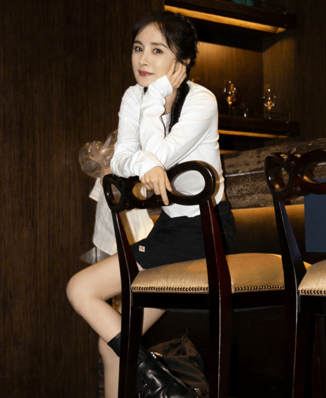 身材|杨幂又带火一款“炫腹装”，当她抬手那刻，这身材哪个弟弟不心动