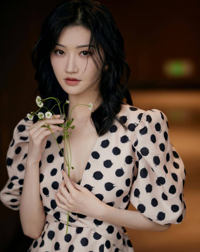 设计|难怪都说有气质的女人衣品不会太差！景甜这样穿搭，想难看都难