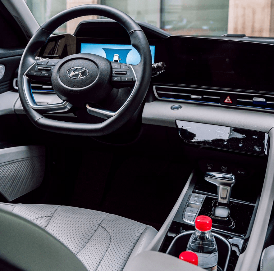 (第七代伊兰特内饰)2021款卡罗拉内饰整体风格简单直接,仪表盘造型