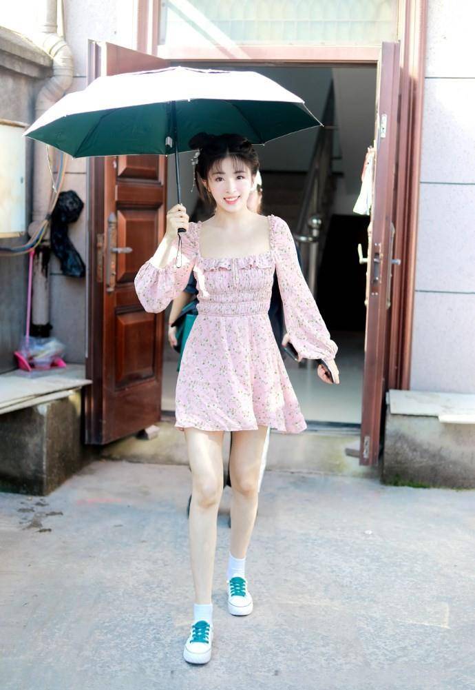 张含韵|被张含韵甜到了，穿法式方领裙像邻家小妹妹，糊咖佟梦实真高攀了