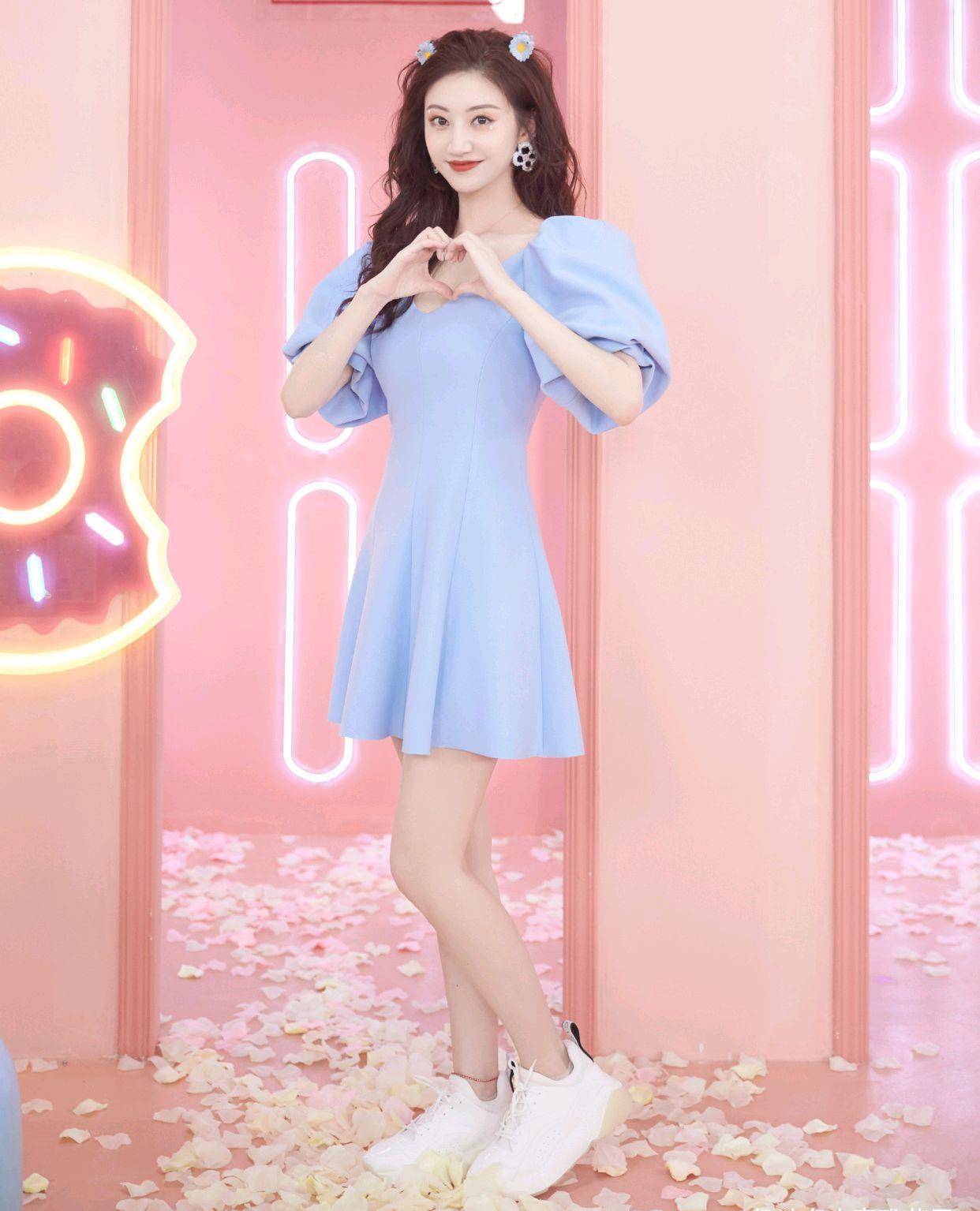 辫子|想要穿衣显嫩吗？景甜来教你，穿淡紫色T恤配两根辫子，元气满满