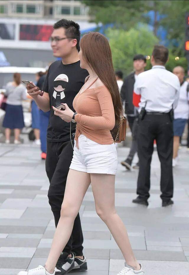 黑色|打底裤的穿搭给你清爽感觉，带来时尚惬意的美感，天然养唇