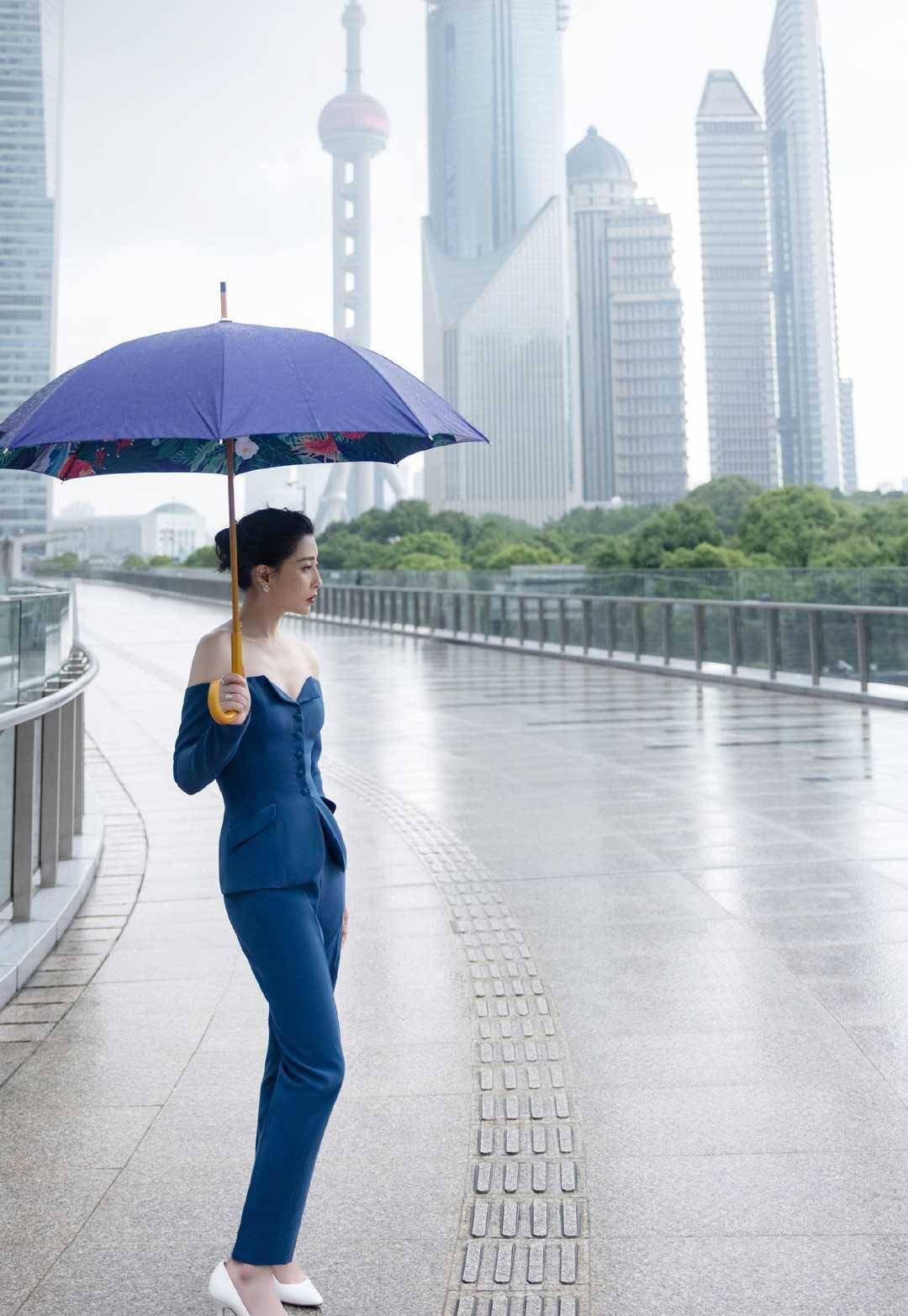 殷桃|被殷桃的身材酸到,穿露肩西装勒出小腰身,人到中年太养眼