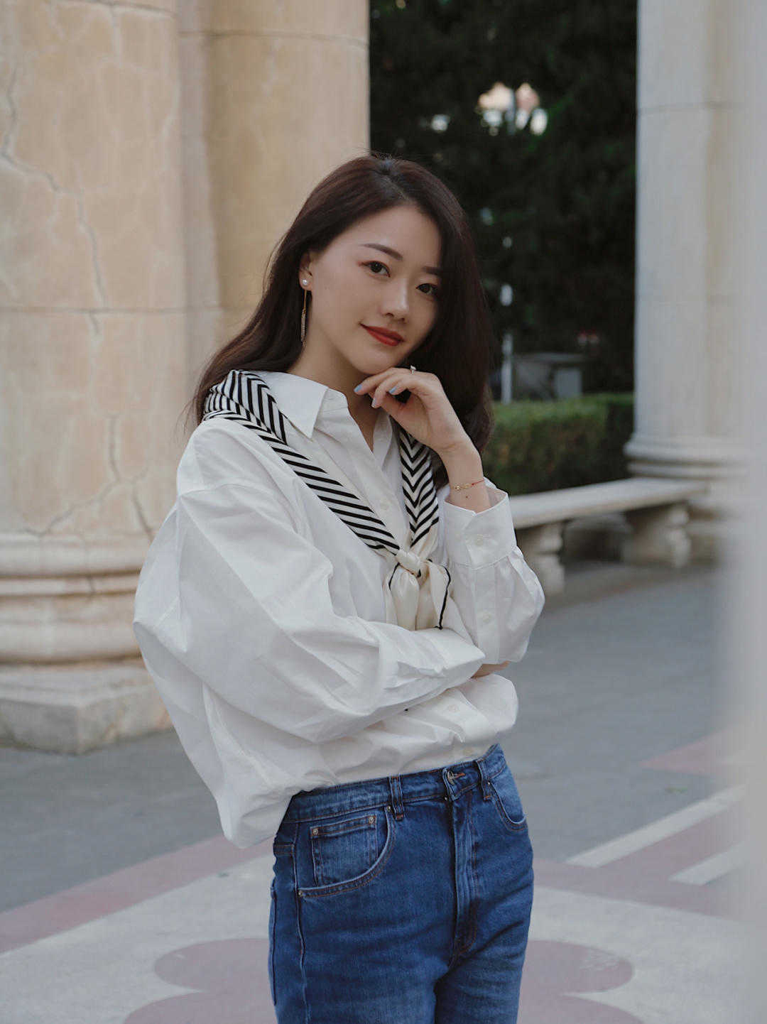 大气|经典大气的初秋穿搭示范，衬衫搭配牛仔裤干练简约，洒脱时髦