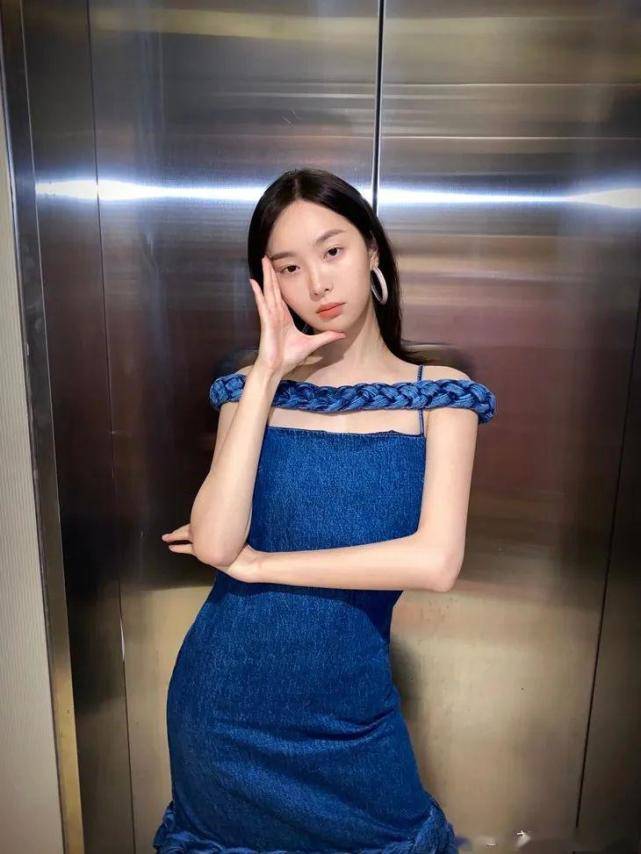 材质|26年前的吊带裙，如今看怎么还那么时髦，时尚果然是个圈