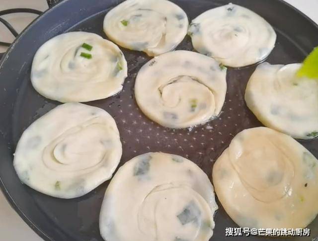 葱花|早餐别再吃油条了，1块钱饺子皮，一擀一卷，5分钟解决全家人早餐