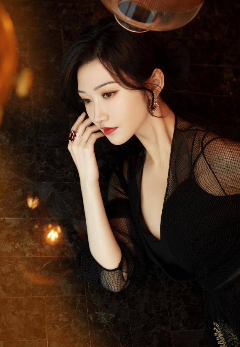 设计|难怪都说有气质的女人衣品不会太差！景甜这样穿搭，想难看都难