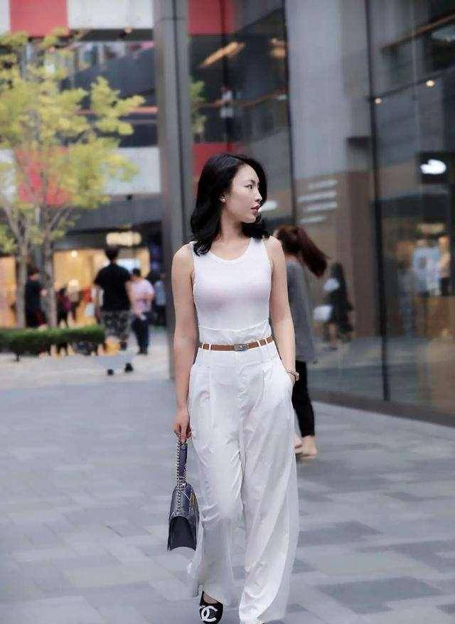 黑色|黑色V领上衣搭配牛仔短裤，养眼好看，适合黄皮肤的女生