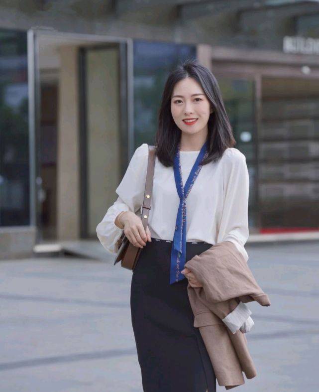 条纹|成熟女人的早秋穿搭如何搭配？可以选择简约款，呈现出优雅大方