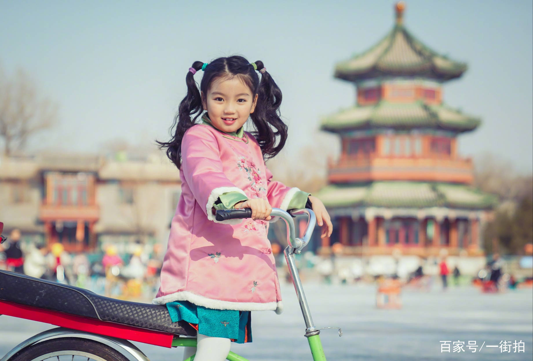 身材|阿拉蕾晒照,一身运动装在家健身,小小年纪身材比例太出众