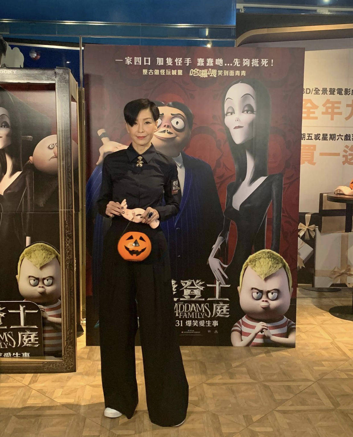 什么|伍咏薇美得太高调，玫红色连衣裙大秀曼妙身材，高挑时髦又有气场