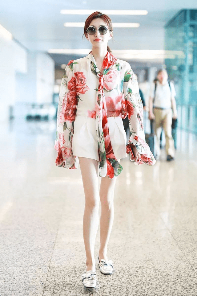 喇叭裤|江疏影又带“火”了印花开衫，搭配喇叭裤洋气时髦，复古范十足