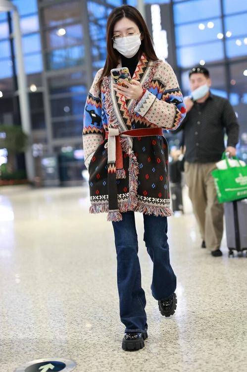 喇叭裤|江疏影又带“火”了印花开衫，搭配喇叭裤洋气时髦，复古范十足