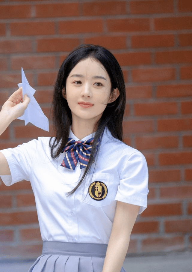 亮点|赵丽颖为消防员点赞！穿白T扎高马尾扮嫩美成校花，时尚感又强了
