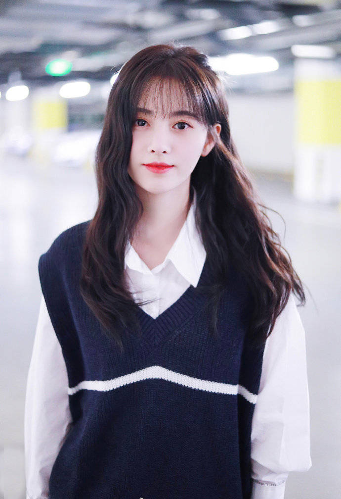 鞠婧祎|鞠婧祎太萌了，穿紫卫衣把帽子戴上像洋娃娃一样可爱