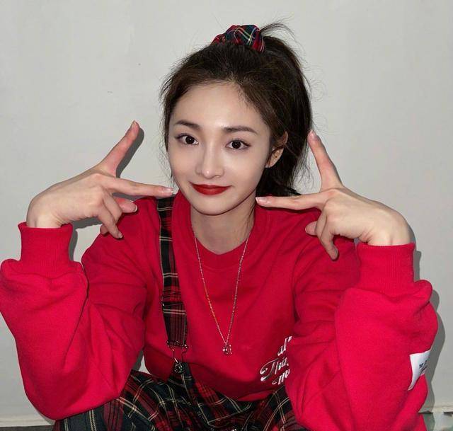 个性|周洁琼解锁新时尚,穿背带裤只背一边肩带,别说还挺个性