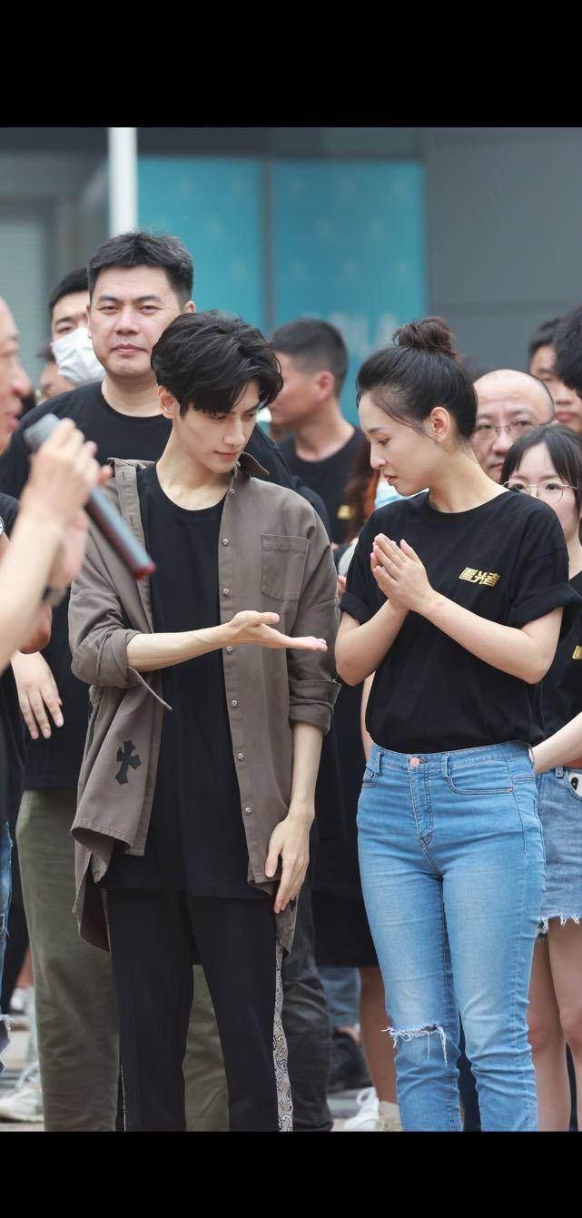 鞠婧祎|考验眼力！隐形内增高厚度大起底，明星们一个比一个敢穿！