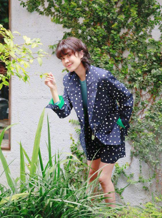 颜色|潘虹真敢穿,黄色波点西装好吸睛,六十多岁也能潮起来
