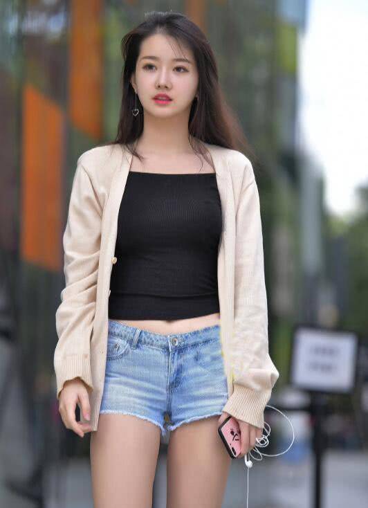 黑色|牛仔短裤搭配黑色长筒靴，甜美可爱，笑容如花