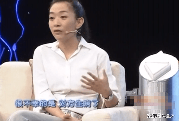 事业|歌唱家吕薇罕走性感风！穿紧身短裙秀白嫩长腿和精致锁骨，50岁至今未婚