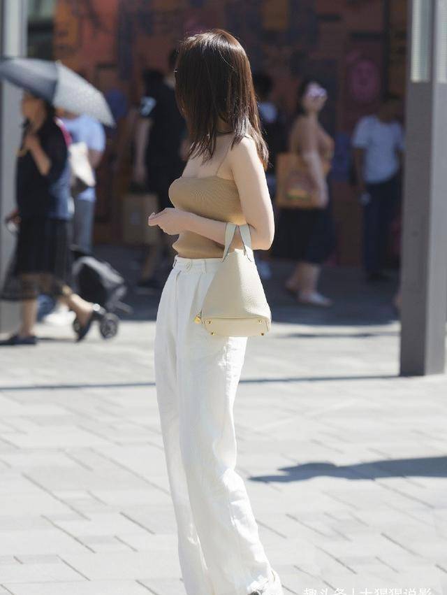 显得|街拍：小姐姐吊带背心配长裤，显瘦又时尚,显得自然清新的甜美范