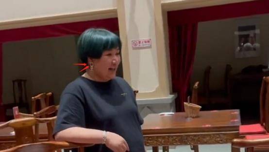 原创郭德纲夫妻同框王惠短发圆脸显富态网友撒狗粮