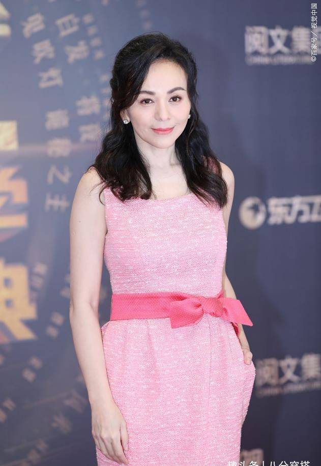 身材|王琳真会“扮嫩”,穿粉色收腰吊带裙甜美俏皮,少女感不输年轻人