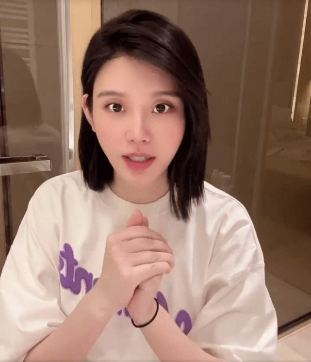 因为|奚梦瑶在家养胎心情好，穿宽松衣巧遮孕肚，化淡妆出镜气色超好