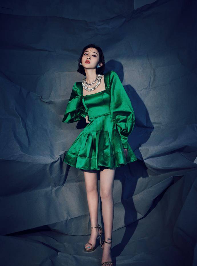 黑色|被唐艺昕“甜”到了,粉色连衣裙温柔俏皮,搭配马丁靴显“叛逆”