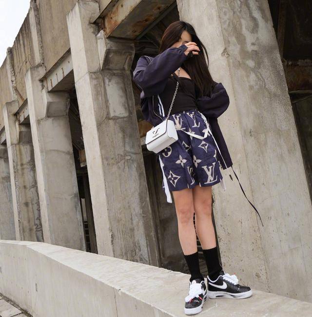 郑凯苗|郑凯苗苗现身频繁，穿衣时髦挺搭调，前任程晓玥不哭不闹活成女王