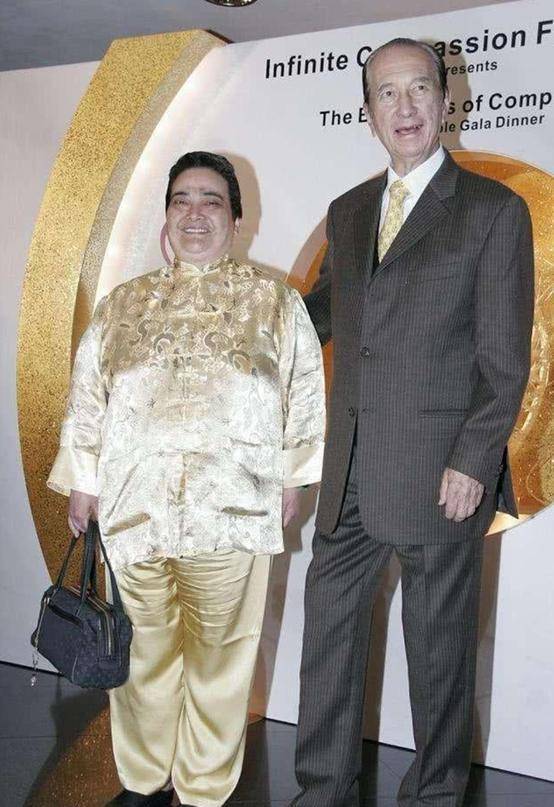 曲线|赌王最接近丑女的女儿，穿肥大T恤被赌王扶肩咧嘴笑，最爱穿唐装