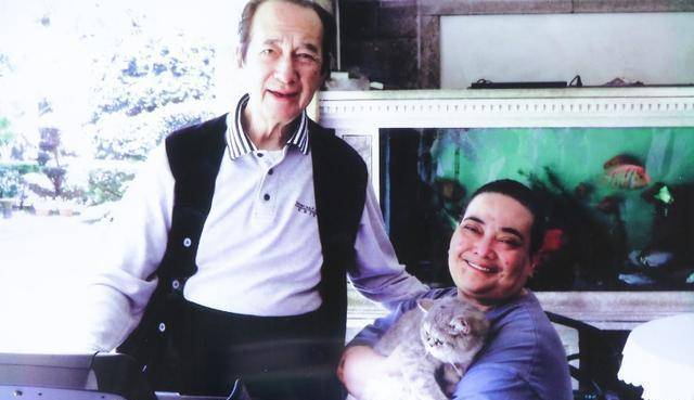 曲线|赌王最接近丑女的女儿，穿肥大T恤被赌王扶肩咧嘴笑，最爱穿唐装