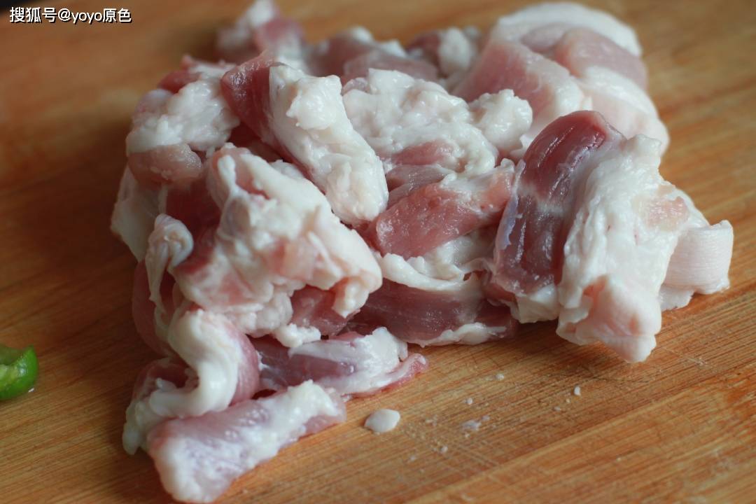 做法|五花肉和青椒先炒哪个？看看我的做法，连吃三天都不腻