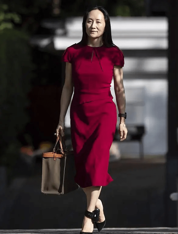 网友|孟晚舟脸虽沧桑，但穿的一套比一套时髦，有中年女性的优雅气质！