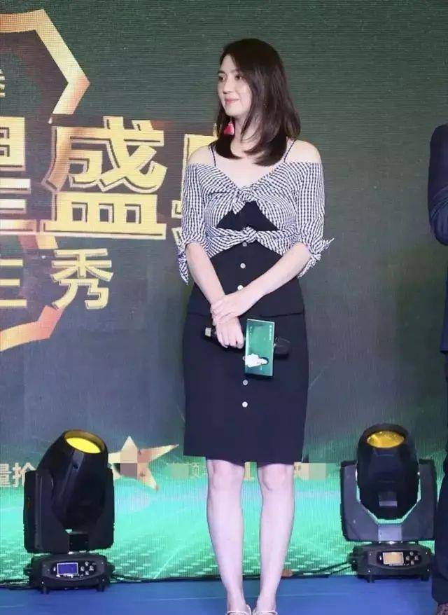 设计|洪欣携女儿现活动，穿衬衫配阔腿裤好减龄，7岁女儿高颜值像妈妈