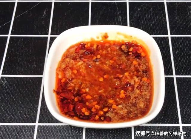 做法|1张豆腐片加些猪肉馅，抹匀铺平不炒不炖，出锅香气扑鼻真好吃