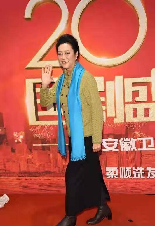 王丽云|车晓爸爸晒图！女儿穿针织衫单身后状态好，妈妈王丽云却一脸不悦