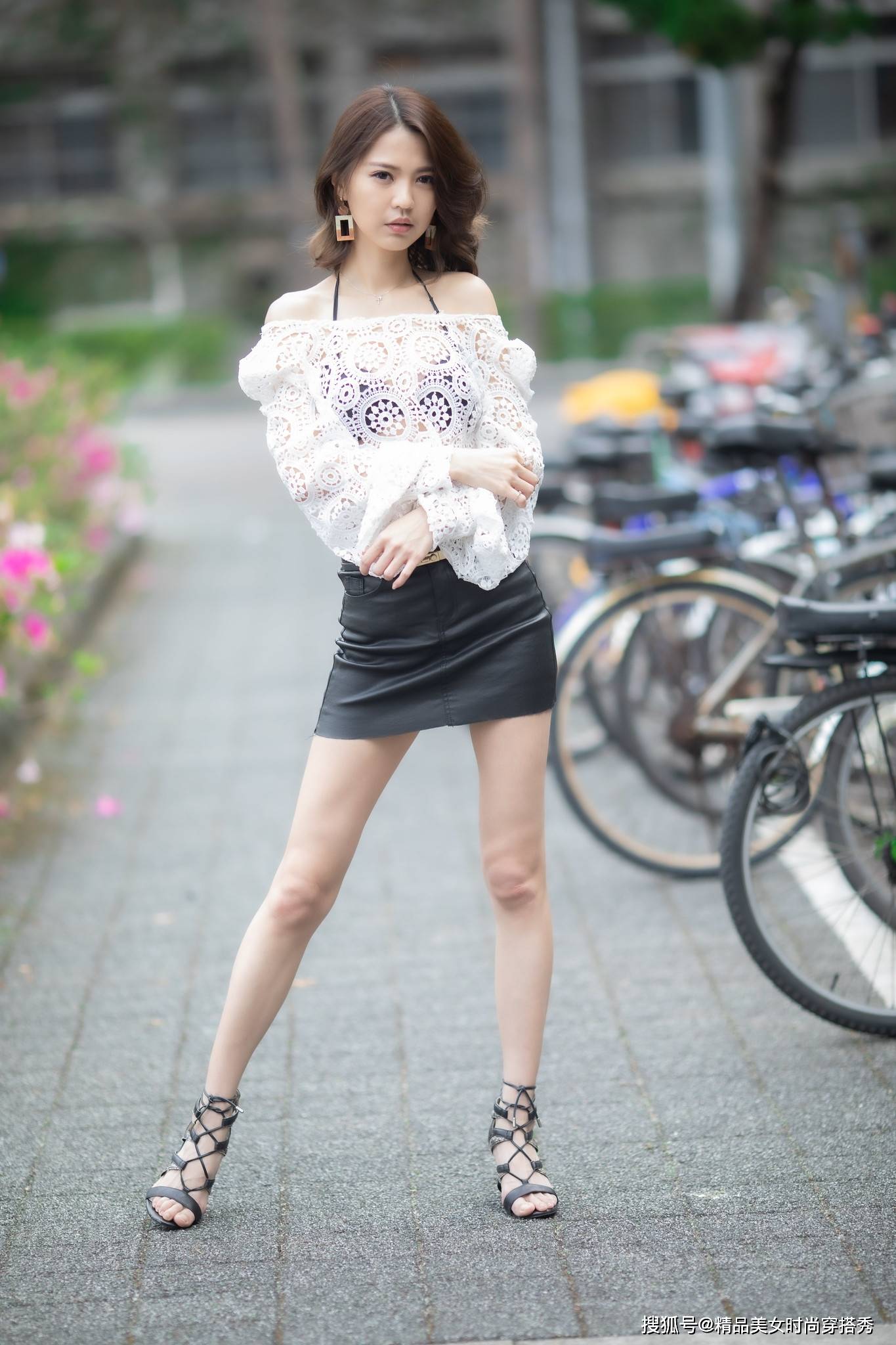 风韵|白色钩花蕾丝罩衫搭配西装短裤裙，惊艳绝伦，诠释靓女风韵