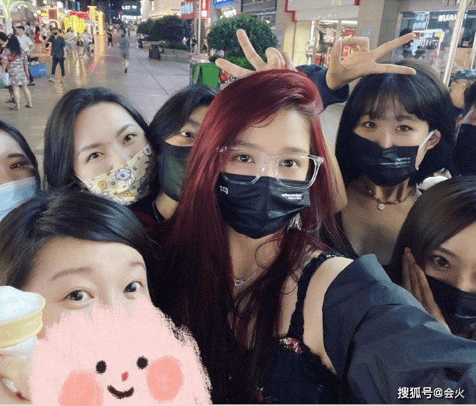 酒瓶|关晓彤手拿酒瓶现身街头！身穿吊带裙大长腿惹眼，头发汗湿黏一脸