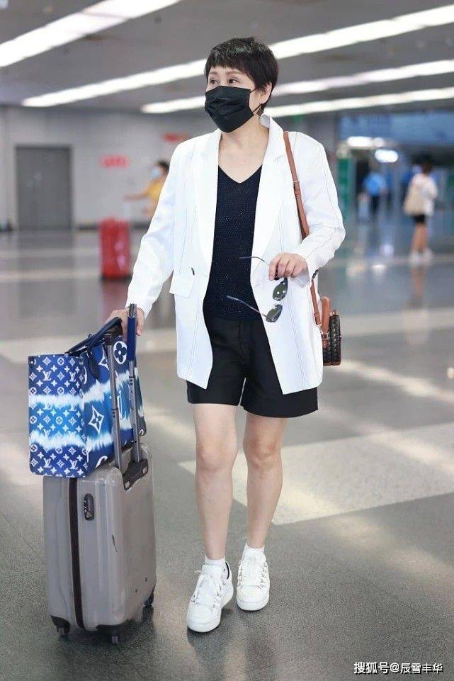 凯丽|张凯丽不是一般的潮，穿西装配短裤走机场，紧跟年轻人的时尚步伐