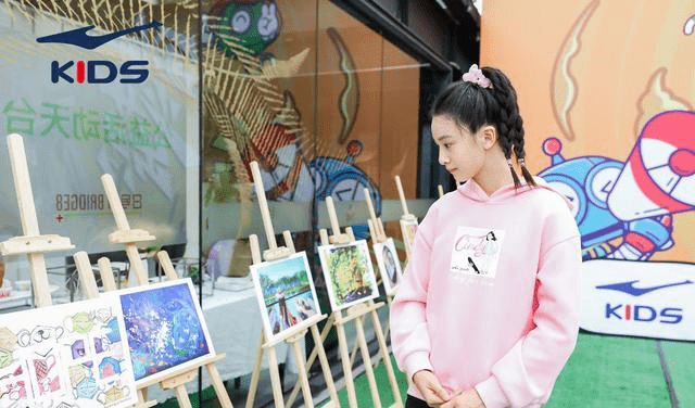 卫衣|森碟代言鸿星尔克,穿运动风造型活泼又甜美,发型值得宝妈们借鉴