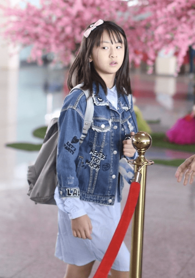 卫衣|森碟代言鸿星尔克,穿运动风造型活泼又甜美,发型值得宝妈们借鉴