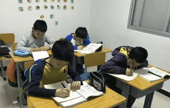 补课机构倒了 拼妈时代 或将到来 女教师家庭地位显著提升 教育